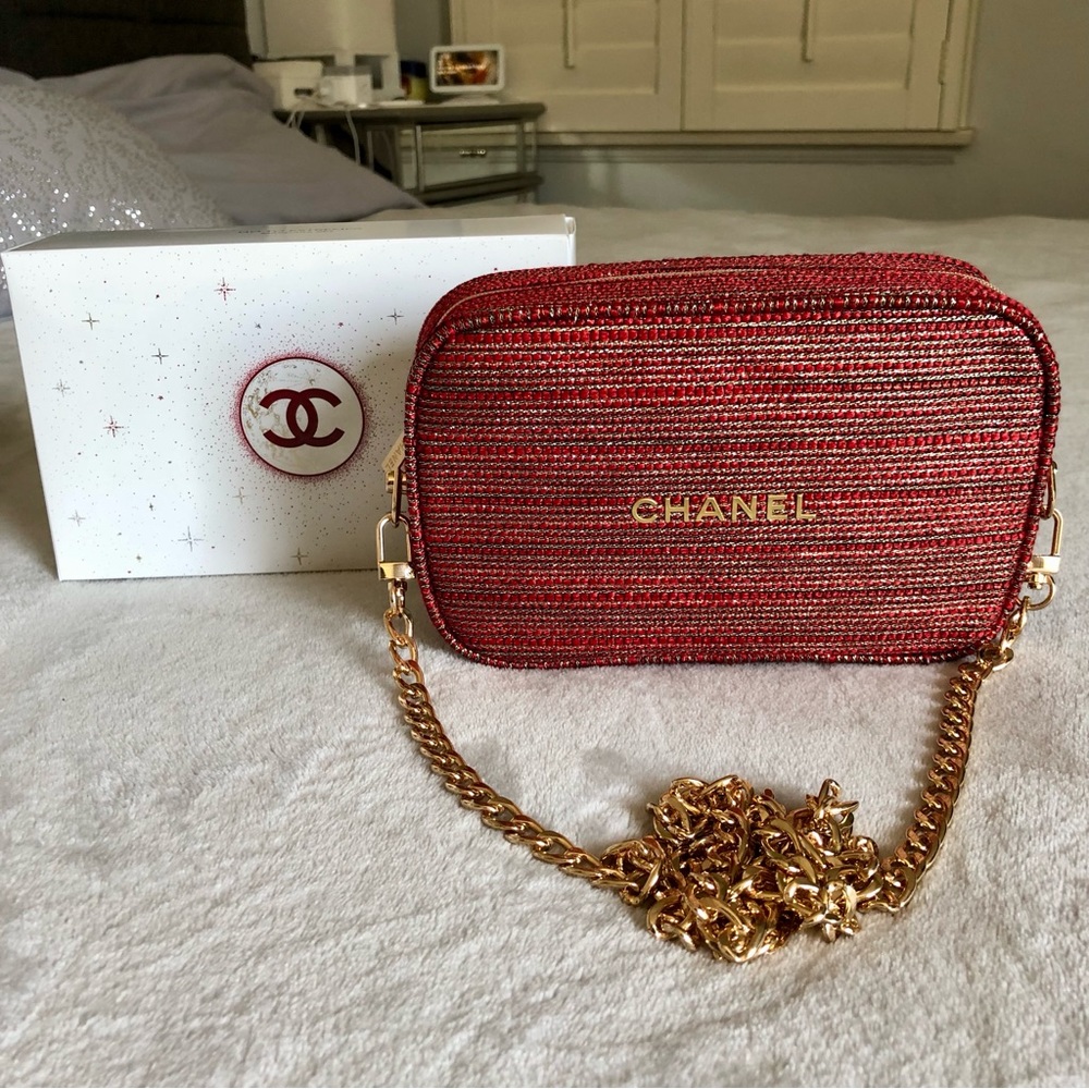 NIB AUTHENTIC LIMITED EDITION CHANEL 2022 RED HOLIDAY BAG w/ CHAIN